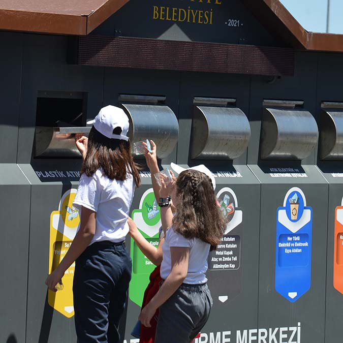 Erzurum Yakutiye'de 1'inci Sınıf Atık Getirme Merkezi kuruldu. 14 çeşidin ayrıştırılacağı merkezde ayrıca kompost ünitesiyle mutfak atıkları gübreye dönüştürülecek.