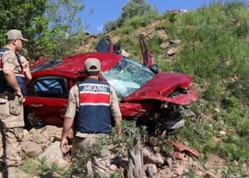 Oltu'da otomobil şarampole devrildi; 2 ölü