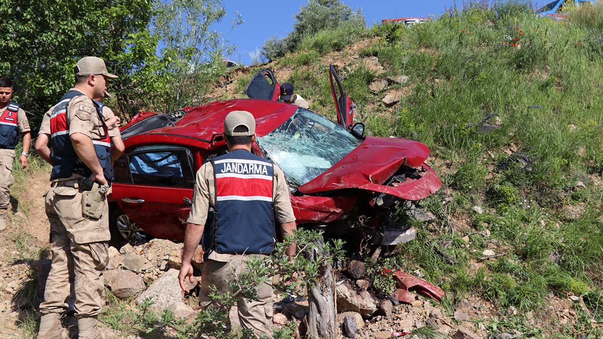 Oltu'da otomobil şarampole devrildi; 2 ölü