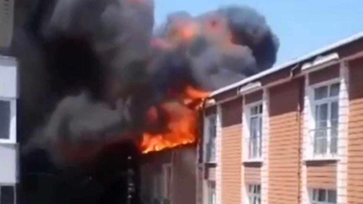 Esenler'de iki katlı binanın çatısında can pazarı