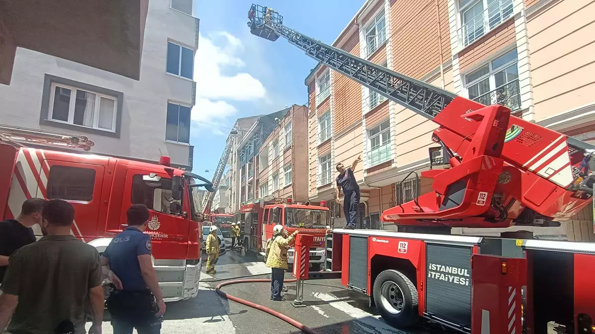 Esenler'de iki katlı binanın çatısında can pazarı