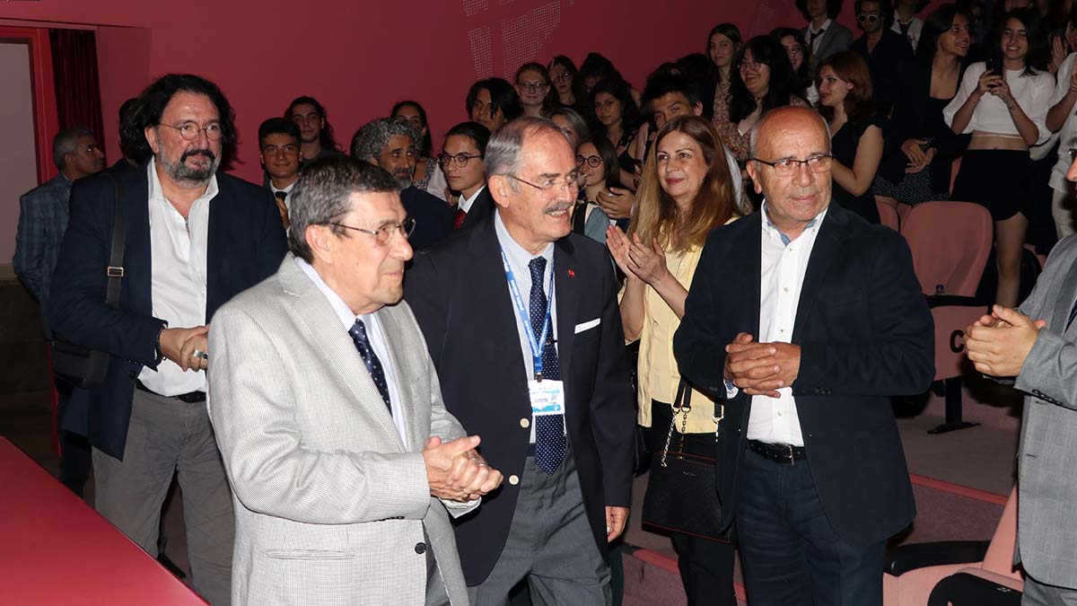 Eskişehir’de 8’incisi düzenlenen Liselerarası Tiyatro Şenliği’nde usta sanatçılar Zihni Göktay ve Renan Bilek öğrencilerle bir araya geldi.