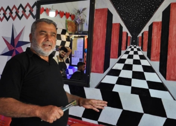 İş yeri duvarlarını tuval gibi kullanıyor