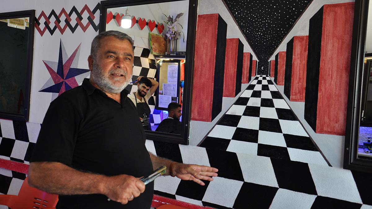 İş yeri duvarlarını tuval gibi kullanıyor