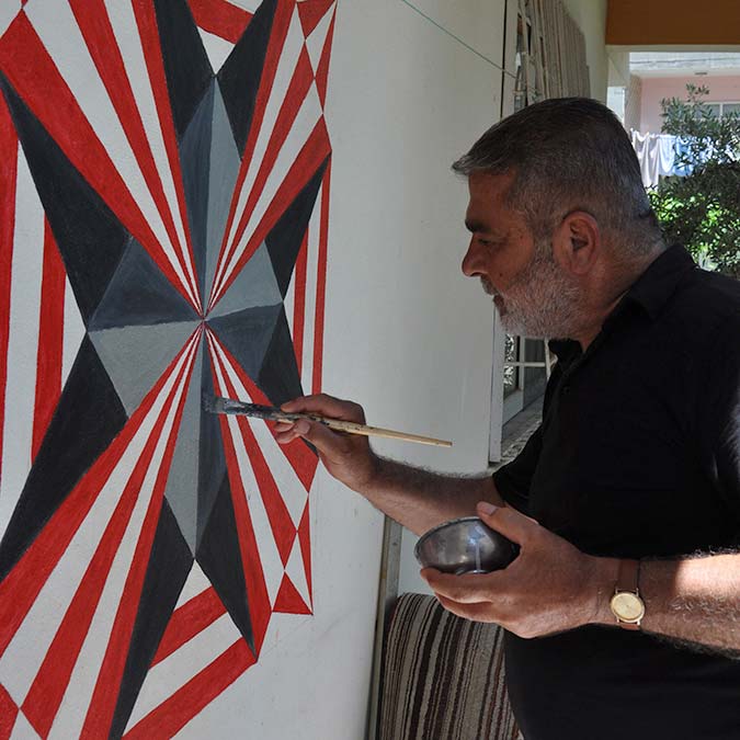 İş yeri duvarlarını tuval gibi kullanıyor