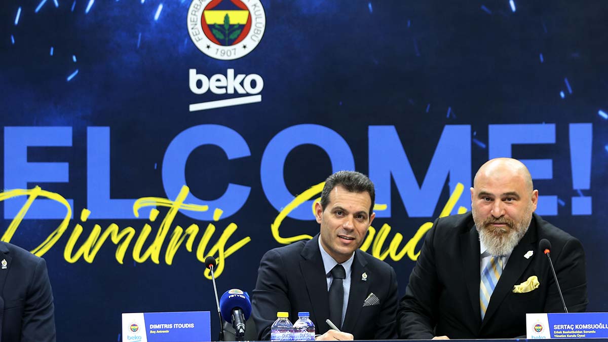 Dimitris İtoudis için imza töreni düzenlendi