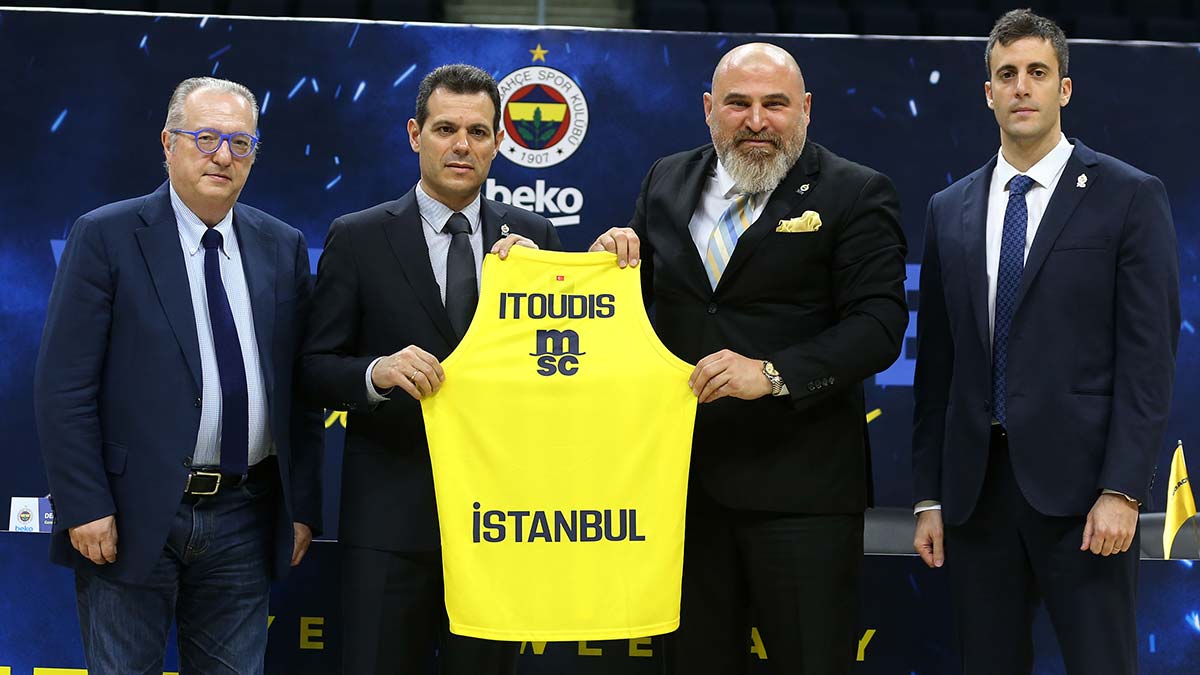 Fenerbahçe beko erkek basketbol takımı, 3 yıllık anlaşmaya vardığı başantrenör dimitris i̇toudis için imza töreni düzenledi.