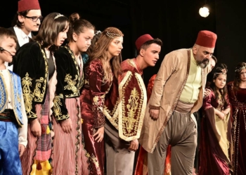 'Geçmiş Zaman Olur ki' tiyatrosu şenlendirdi