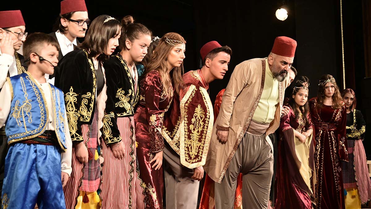 'Geçmiş Zaman Olur ki' tiyatrosu şenlendirdi