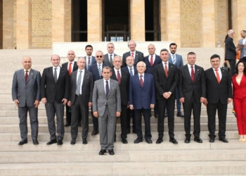 Dursun Özbek Anıtkabir’i ziyaret etti