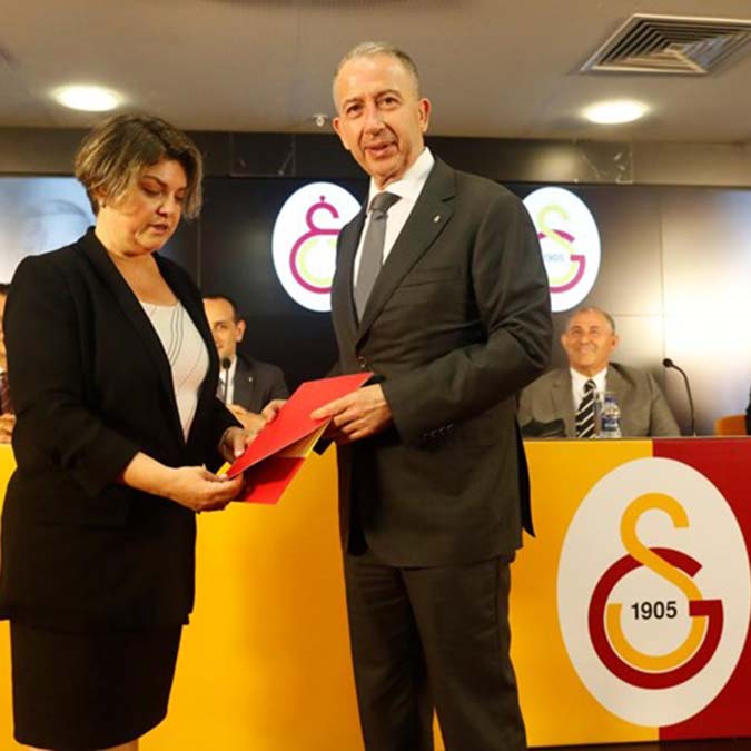 Galatasaray Başkanı Dursun Özbek mazbatasını aldı. Başkan Özbek, "Yeniden görev almanın heyecanını taşıyorum. Galatasaray Spor Kulübü benim yuvam. Arkadaşlarımla birçok projelerimiz var. İnşallah bunları realize edeceğiz. Tüm camiamdan birlik ve beraberlik bekliyorum" dedi.