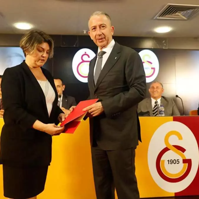 Galatasaray başkanı dursun özbek mazbatasını aldı. Başkan özbek, "yeniden görev almanın heyecanını taşıyorum. Galatasaray spor kulübü benim yuvam. Arkadaşlarımla birçok projelerimiz var. İnşallah bunları realize edeceğiz. Tüm camiamdan birlik ve beraberlik bekliyorum" dedi.