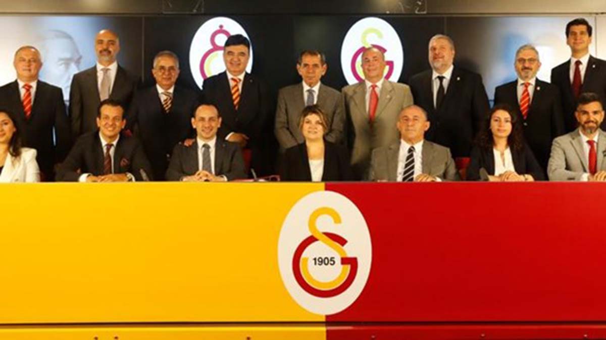 Dursun Özbek mazbatasını aldı