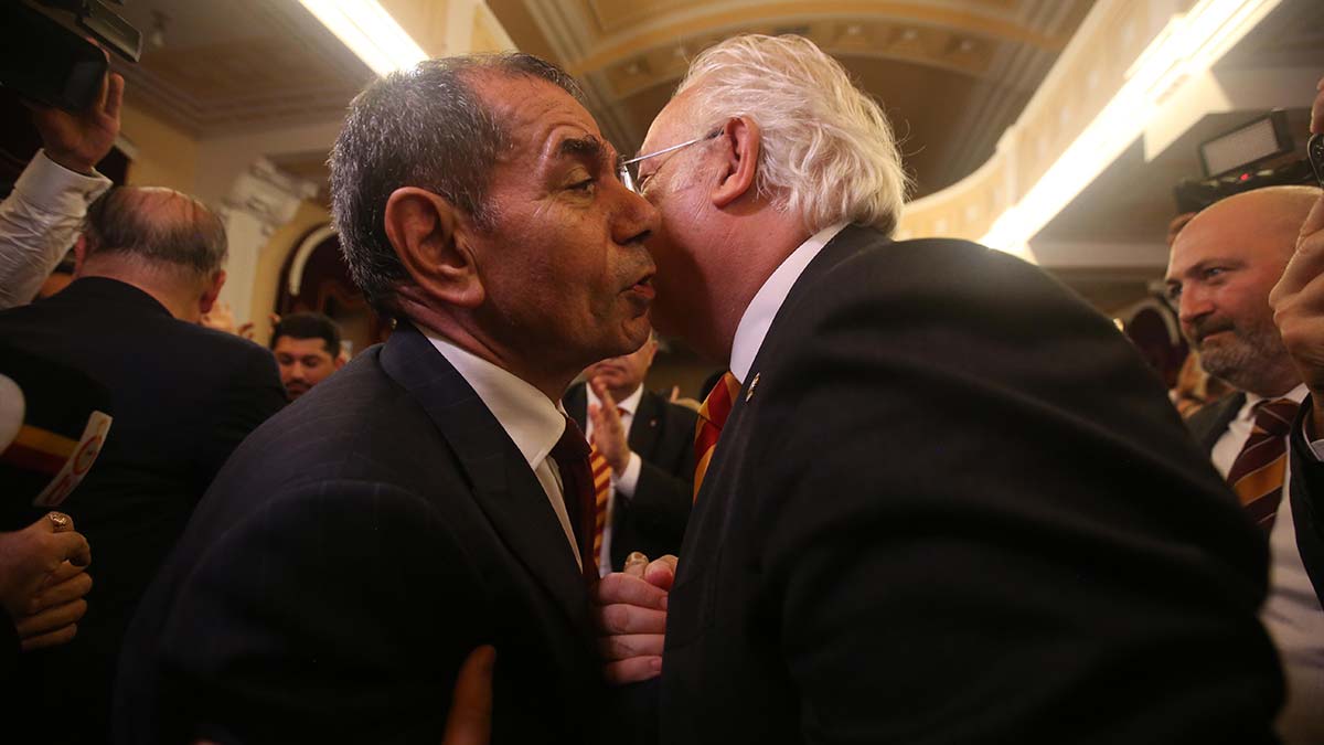 Galatasaray'ın Başkanı Dursun Özbek Olağanüstü Seçimli Genel Kurulu’nda 2 bin 208 oya ulaşarak, 2 bin 73 oy alan rakibi Eşref Hamamcıoğlu’nu geride bırakarak sarı-kırmızılı kulübün yeni başkanı oldu.