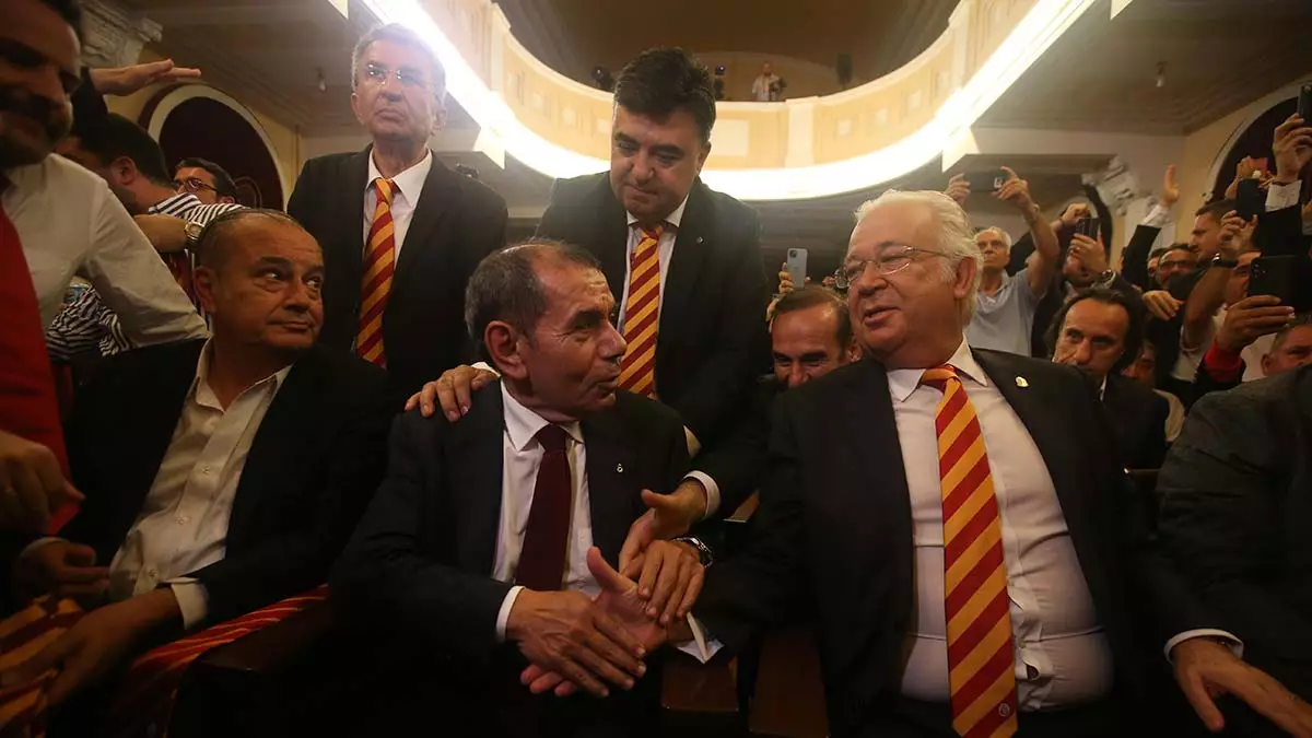 Galatasaray'ın başkanı dursun özbek