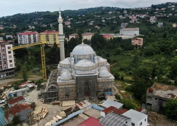 Yeşil Cami'nin minaresi semaver şeklinde