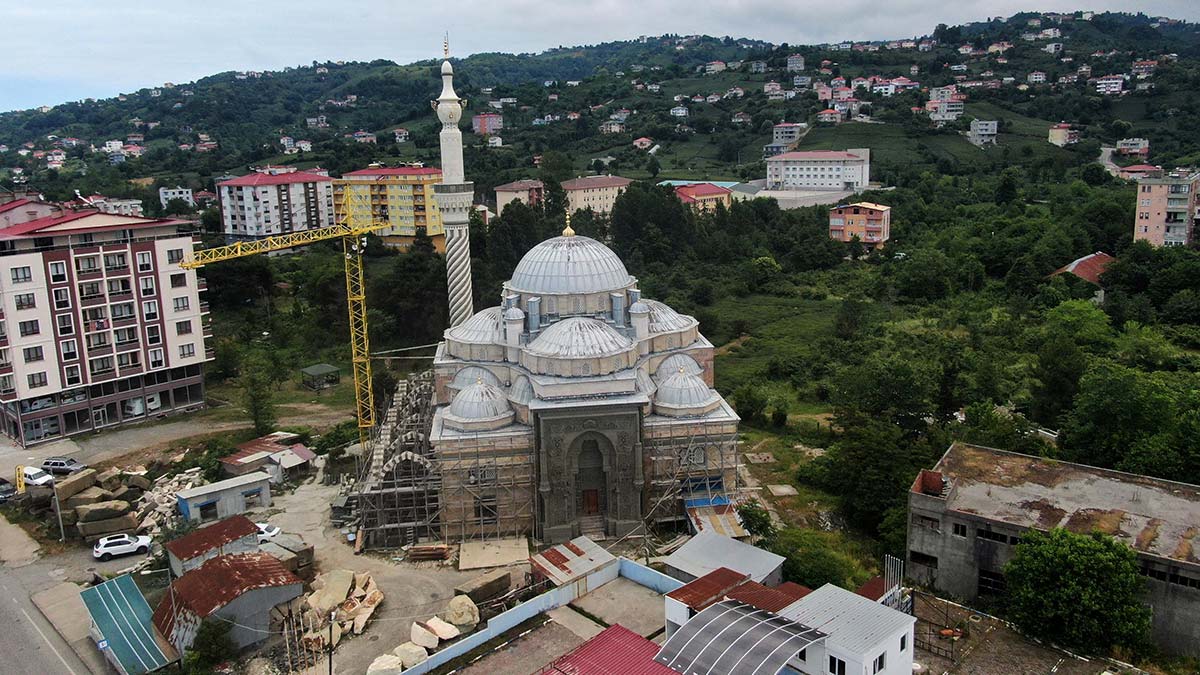 Yeşil Cami'nin minaresi semaver şeklinde