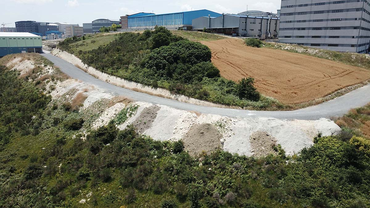 Hadımköy'de sanayi sitesindeki birçok caddeye kaçak dökülen moloz ve inşaat atıkları nedeniyle hafriyat tepecikleri oluştu. Bazı noktalarda hafriyat nedeniyle yol tek şeride düştü.