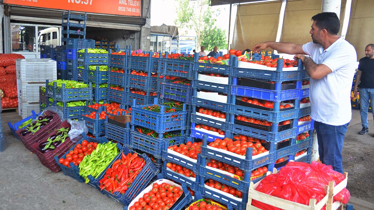 Adana'da havaların ısınmasıyla sebze-meyve halinde birçok ürünün fiyatı düştü, ancak bu market raflarına yansımadı, domatesin kilosu halde 4 tl markette 14 tl