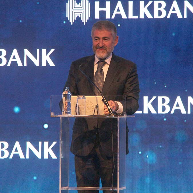 Çeşitli temaslarda bulunmak üzere Hazine ve Maliye Bakanı Nureddin Nebati Adana Valiliği'ni ziyaret etti.