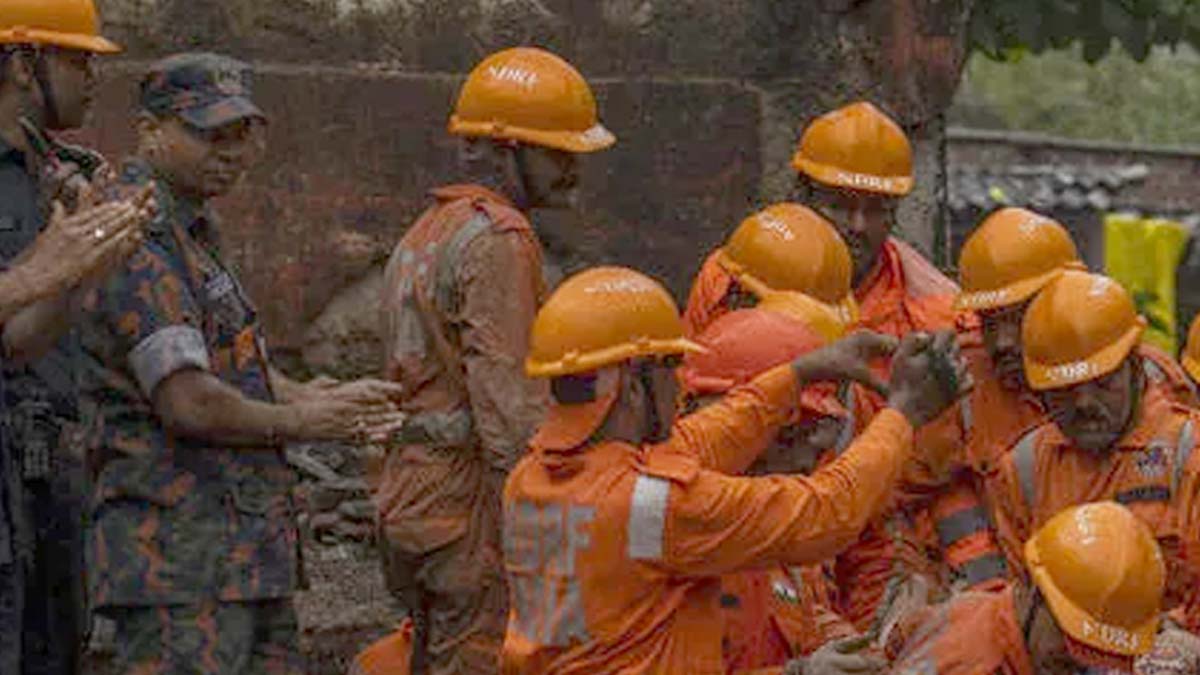 Hindistan'da bina çöktü; 3 ölü var