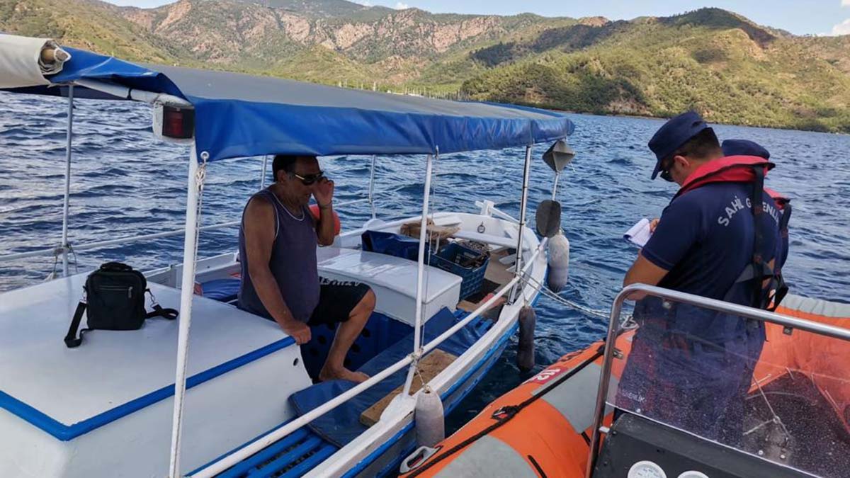 İçişleri Bakanlığı, 8 bin 449 noktada 'Düzensiz Göç ile Mücadeleye Yönelik Huzur (2022/6) Uygulaması' yapıldığını ve 1543 düzensiz göçmenin yakalandığını duyurdu.