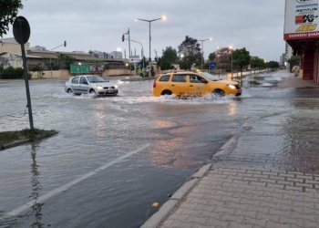 Adana'da içme suyu şebekesi patladı