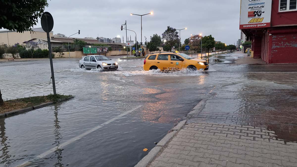Adana'da içme suyu şebekesi patladı