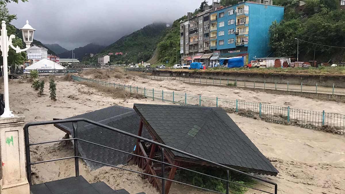 İnebolu'da çay taştı, köprüler yıkıldı