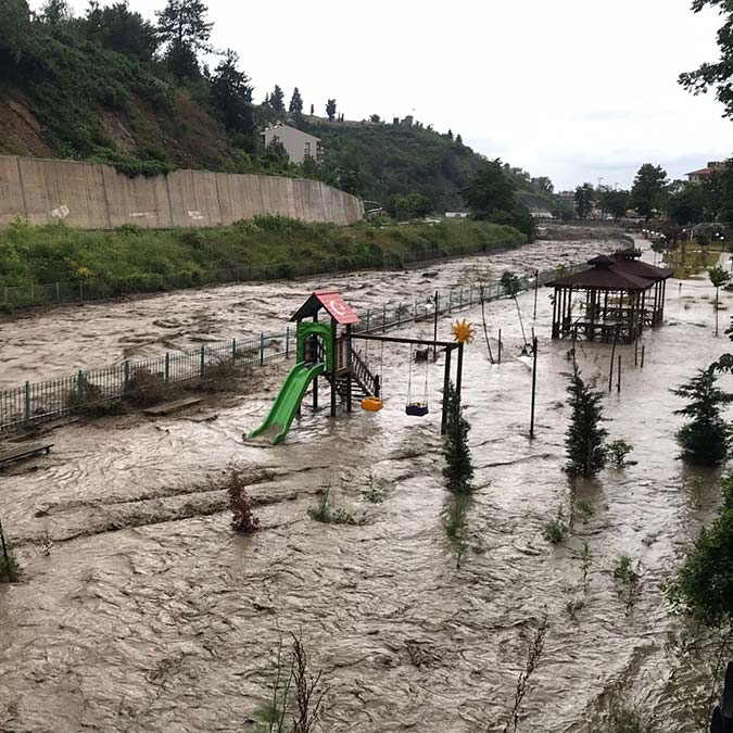 İnebolu'da çay taştı, köprüler yıkıldı