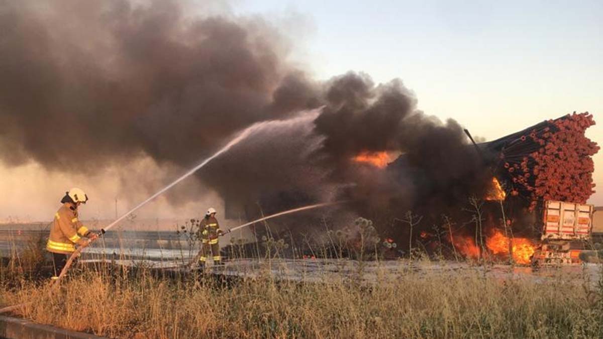 İpekyolu'nda TIR'ın dorsesi, alev alev yandı