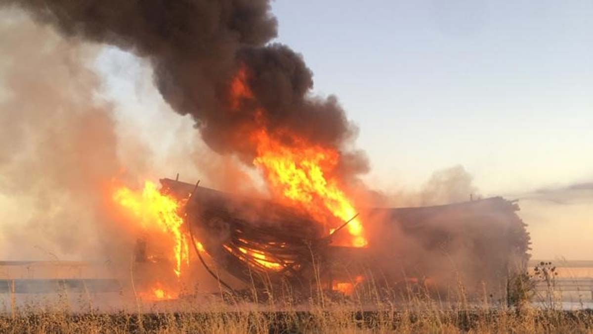 İpekyolu'nda TIR'ın dorsesi, alev alev yandı