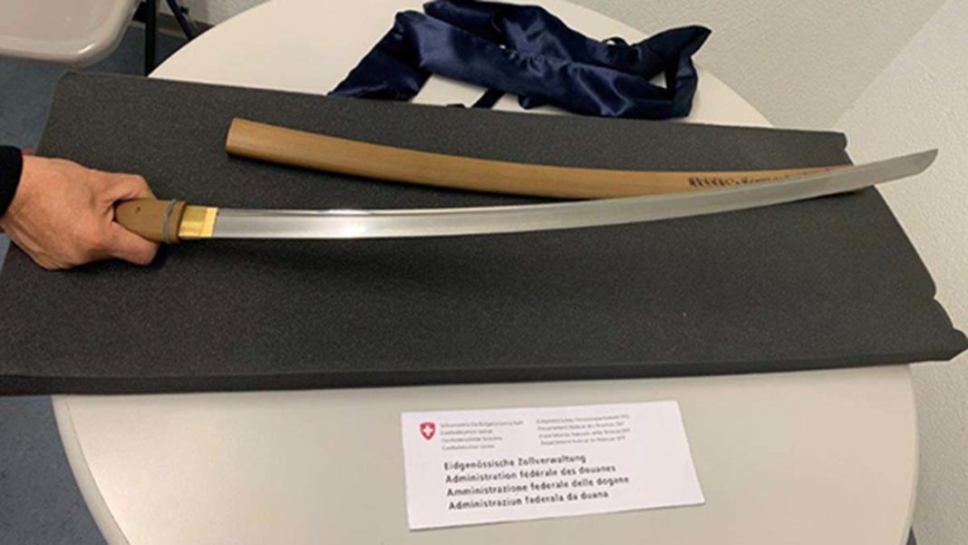 İsviçre sınırında antika Japon kılıcı ele geçirildi