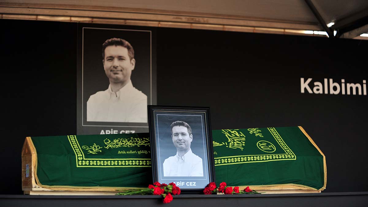 İtalya'daki helikopter kazasında hayatını kaybeden Eczacıbaşı çalışanları Altuğ Erbil, Arif Cez, İlker Uçak ve Serhat Kenar için Yalova'daki Eczacıbaşı Tüketim Ürünleri Fabrikası'nda tören düzenlendi.