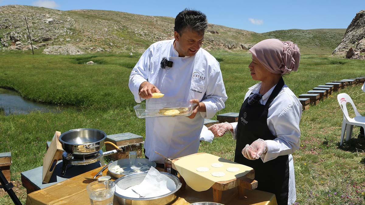 İtalyan aşçı Eğriçayır Yaylası'nda ballı tatlı yaptı