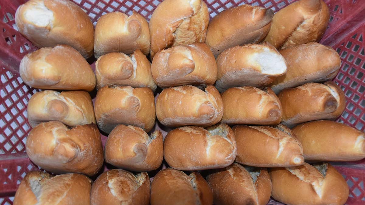 İzmir'de ekmek fiyatlarında artış talebi için ilgili kurumlardan oluşturulan komisyon, 210 gram ekmeğin 1 tl zamla 4 tl olması kararını aldı.  karar, ticaret bakanlığı'na da görüş alınmak üzere gönderildi.