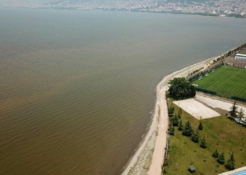İzmit Körfezi'ne çamurlu su aktı
