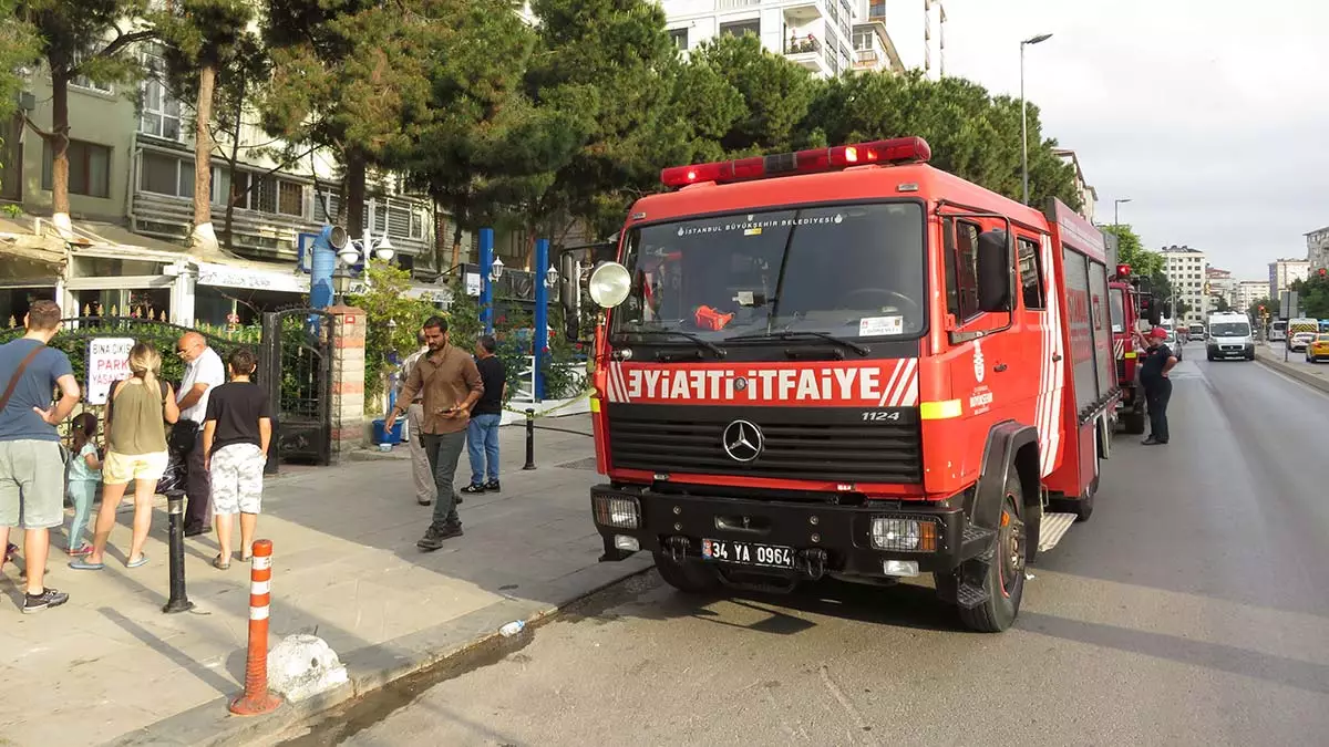 Kadıköy'de 11 katlı binada yangın