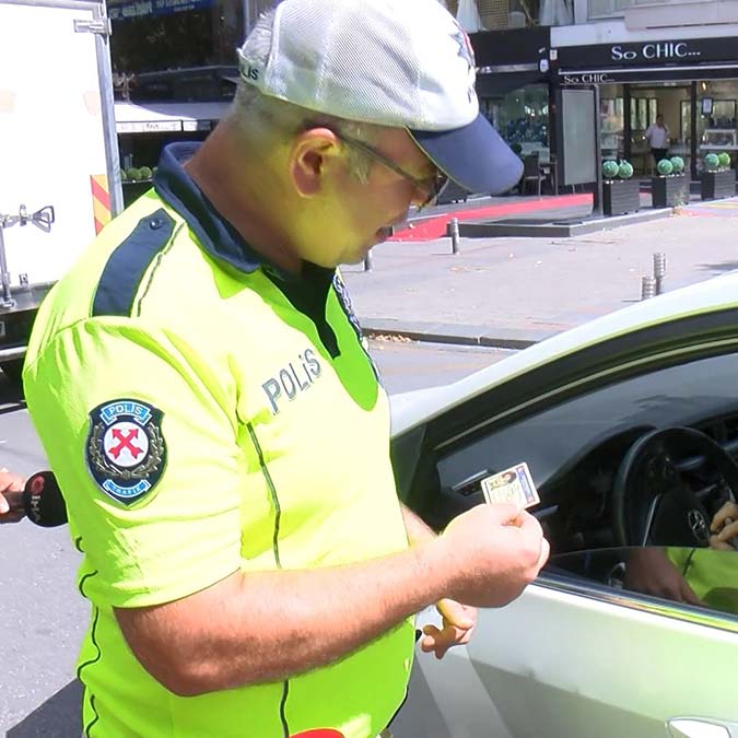 Kadıköy'de drone destekli trafik denetimi yapıldı. Denetimlerde emniyet kemeri takmayan sürücülere ceza yağdı.