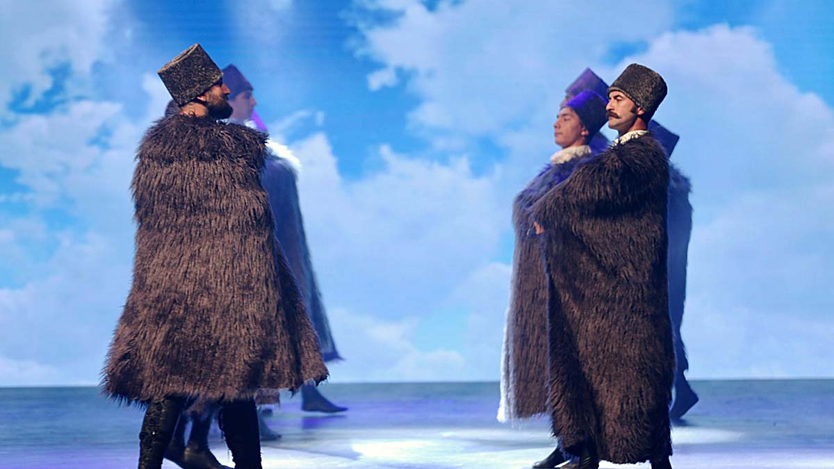 Düzce'de Eskişehir Kuzey Kafkas Kültür ve Dayanışma Derneği Halk Dansları Topluluğu Şıble, Kafkas halkının yaşadığı sürgünü ve yurt edinme sürecini danslarla anlattı.