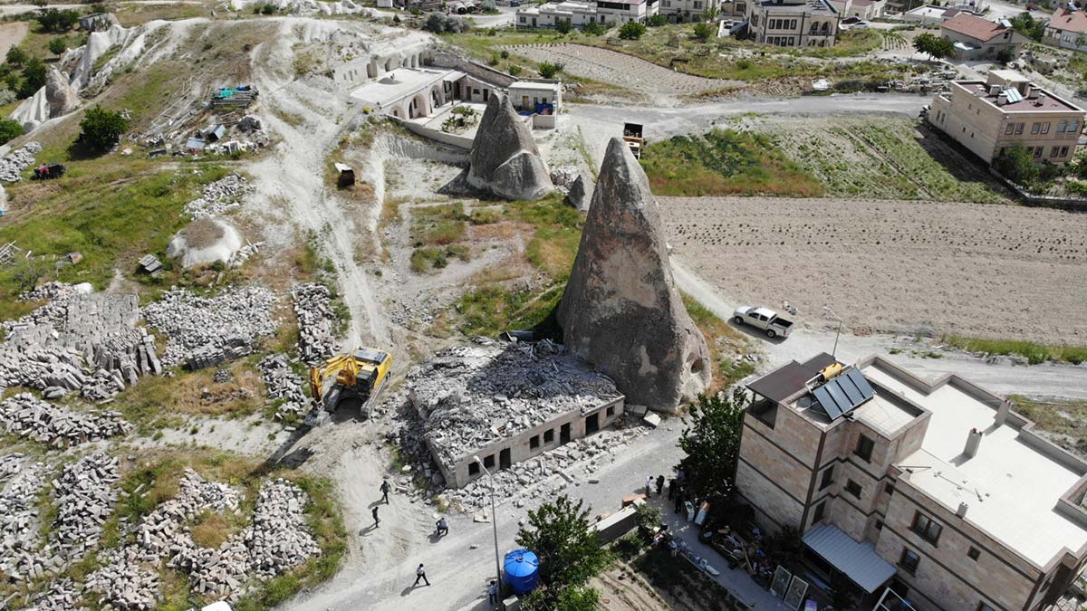 Kapadokya'da kaçak yapıların yıkımı başladı