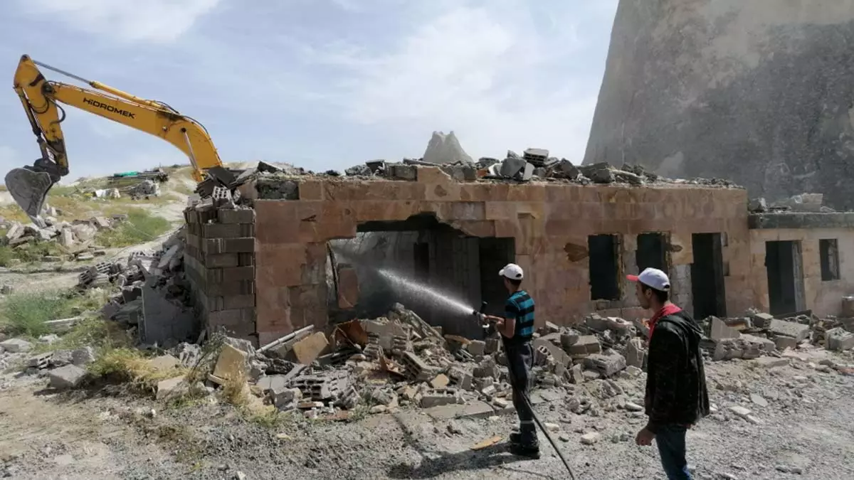Kapadokya'da kaçak yapıların yıkımı başladı