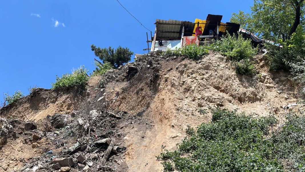 Karabük'te toprak kayması; 5 ev boşaltıldı