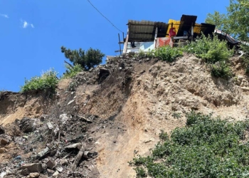 Karabük'te toprak kayması; 5 ev boşaltıldı
