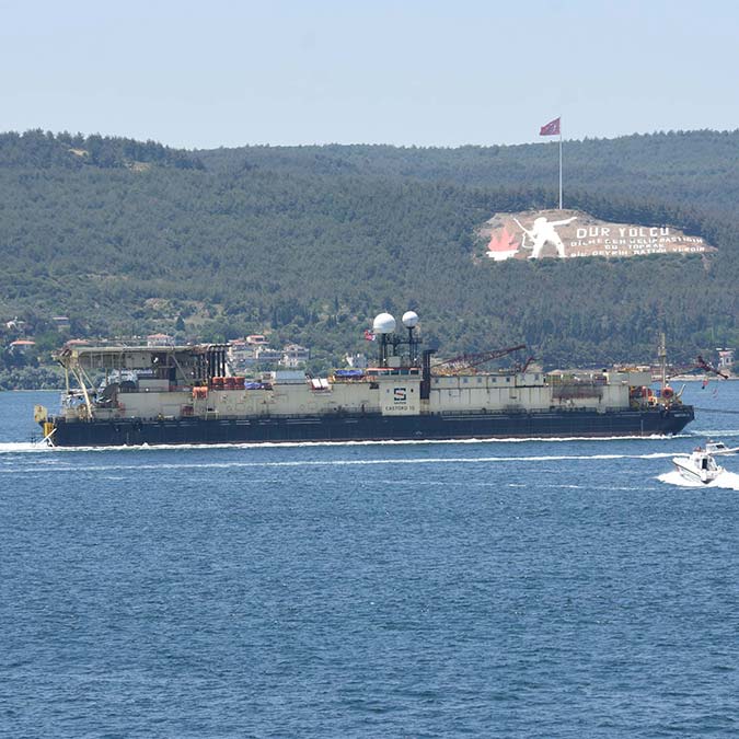 Karadeniz gazını karaya taşıyacak gemi Çanakkale'den geçti