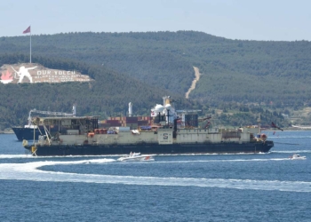 Enerji ve Tabii Kaynaklar Bakanı Fatih Dönmez’in bir süre önce açıkladığı, Karadeniz gazını karaya taşıyacak gemi, Filyos Doğal Gaz İşleme Tesisi'ne gitmek üzere Çanakkale Boğazı’ndan geçti.