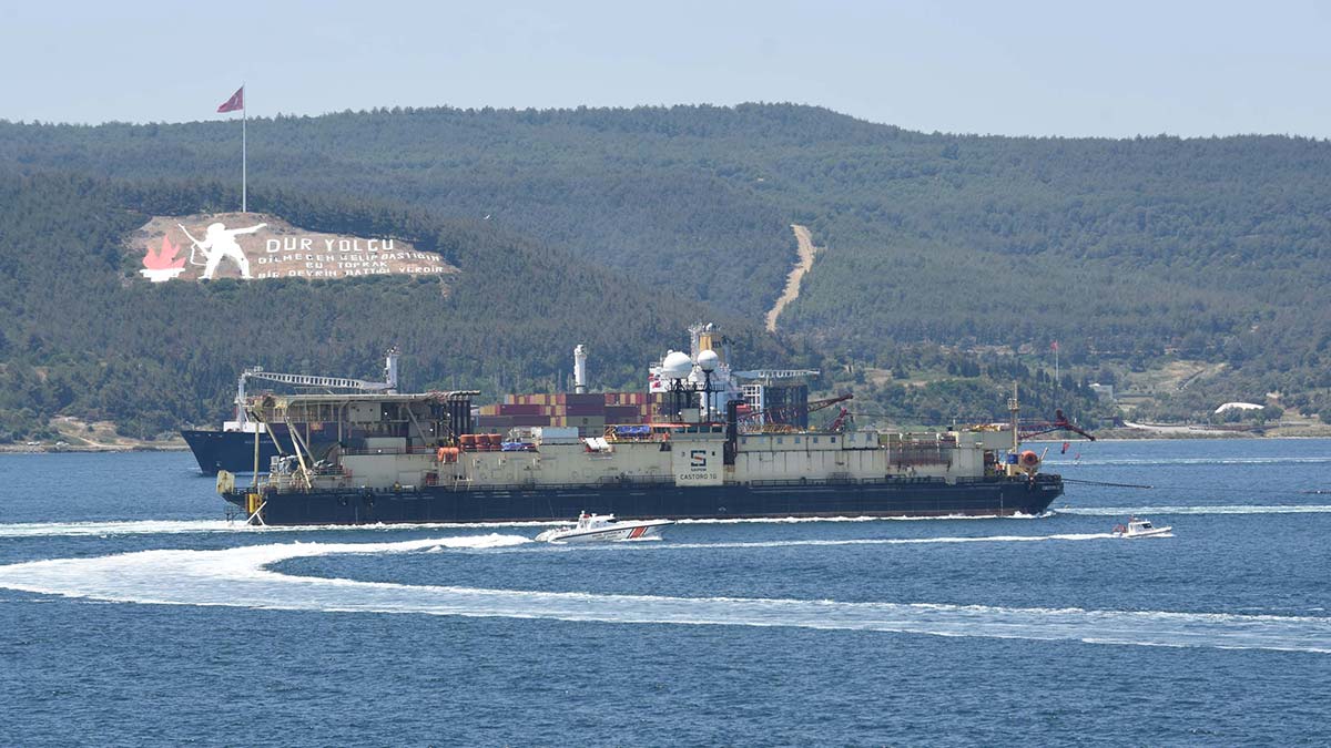 Enerji ve Tabii Kaynaklar Bakanı Fatih Dönmez’in bir süre önce açıkladığı, Karadeniz gazını karaya taşıyacak gemi, Filyos Doğal Gaz İşleme Tesisi'ne gitmek üzere Çanakkale Boğazı’ndan geçti.