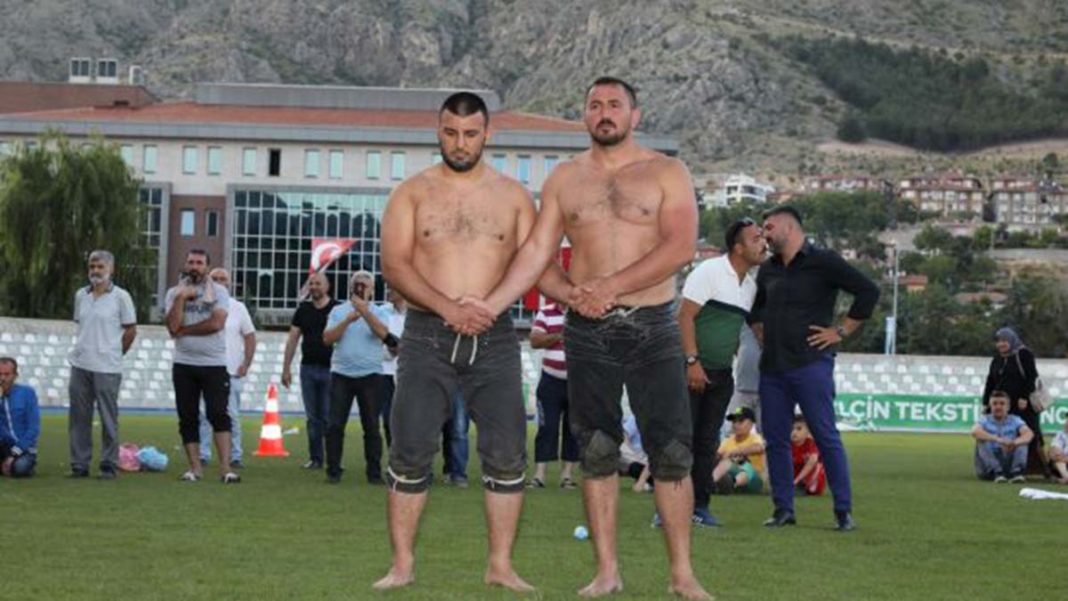 Amasya'da 12-22 Haziran Uluslararası Atatürk, Kültür ve Sanat Festivali kapsamında düzenlenen Karakucak Güreşleri'nde başpehlivan Fatih Kambur oldu.