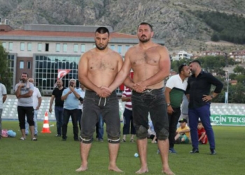 Amasya'da 12-22 Haziran Uluslararası Atatürk, Kültür ve Sanat Festivali kapsamında düzenlenen Karakucak Güreşleri'nde başpehlivan Fatih Kambur oldu.