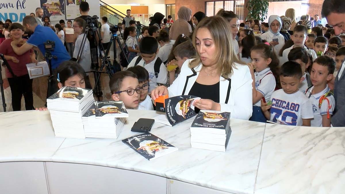 Yoğun geçen senenin ardından karnelerini alan çocuklar, her yıl Türkiye İş Bankası tarafından gerçekleştirilen Karneni Göster Kitabını Al kampanyasına koştu.